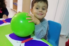 Balonla elektiriklenme deneyi balonu önce saçımıza sürttük daha sonra kelebeğin kanatlarına dokundurduk ve kanatlarının nasıl hareket ettiğini izledik?